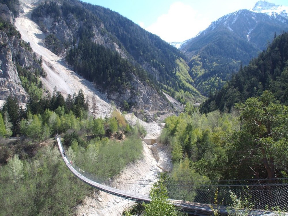 Сезон хайков открыт: Бутанский подвесной мост!