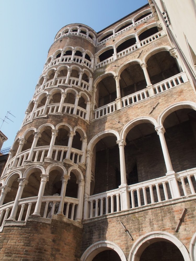 Самая знаменитая винтовая лестница Венеции